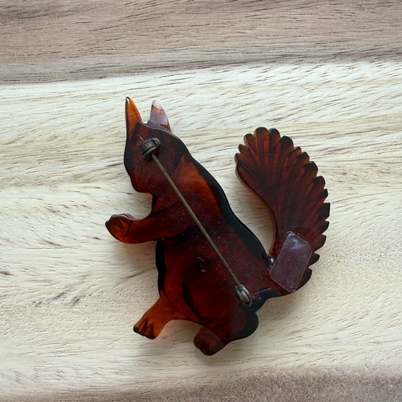 Vintage Bakelite Squirrel Brooch - Picture 2 of 5